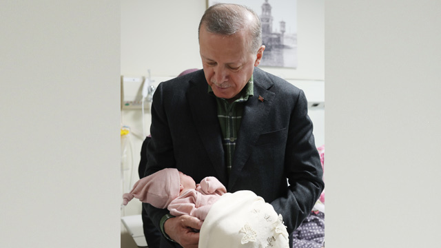 Cumhurbaşkanı Erdoğan, tedavi gören depremzedeleri ziyaret etti